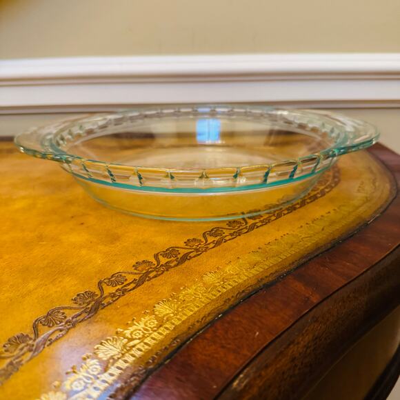 Pyrex Bakeware 9.5" Clear Scalloped Glass Classic Pie Plate Made in USA 2229 - Picture 2 of 6